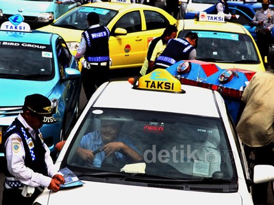 Petugas Razia dan Cek Bagasi Taksi