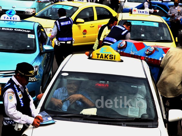 Petugas Razia dan Cek Bagasi Taksi