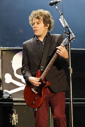 Gitaris Green Day Divonis Kanker Tonsil