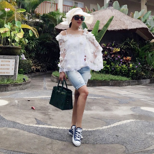 Pakai Tank Top dan Hot Pants, Gaya Syahrini di Bali