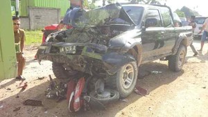 Mobil Strada Triton Tabrak 2 Sepeda Motor dan Truk, 1 Orang Tewas