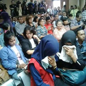 Tiba di PN Jakpus, Syifa Sesenggukan dan Terus Menutupi Wajah