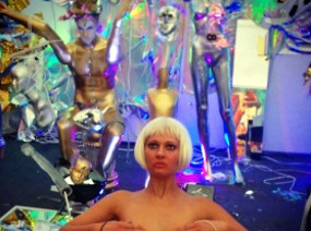 Hiii! Usher Isi Baterai Ponsel di Instalasi Alat Kelamin Wanita