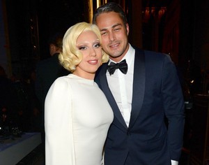 Hadir di Acara Musik, Lady Gaga Tampil Mesra Bersama Pasangan