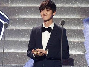 Luhan eks EXO Raih Penghargaan Asia Popular Idol di 2015 iQiyis Night