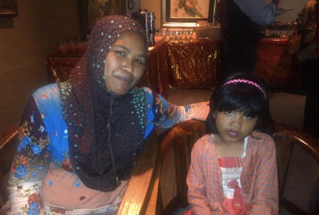 Kisah Imas, Berjuang Merawat Putrinya yang Belum Bisa Jalan di Usia 7 Tahun