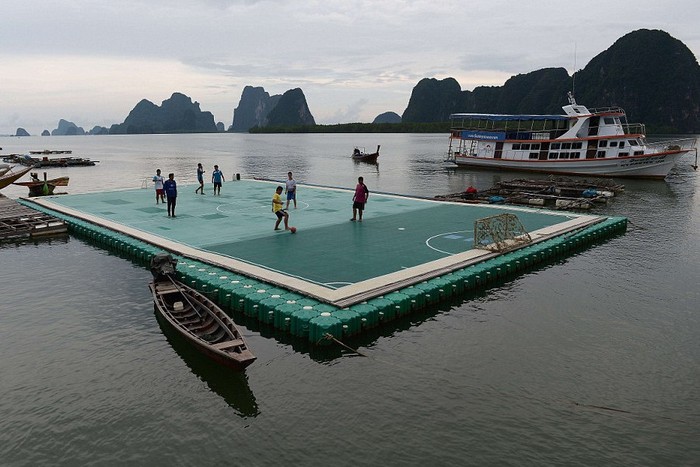 Unik, Thailand Punya Lapangan Sepakbola Terapung