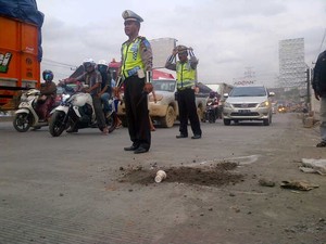 Terpeleset Pasir, Pemotor Tewas Terlindas Bus di Pantura