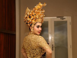 Dari Princess, Kini Syahrini Tampil Bagai Ratu di Bali