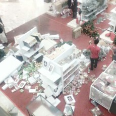 Outlet Mal di Surabaya Terdampak Hujan Deras Disertai Angin