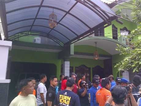 Jean Peragakan Adegan Hilangkan Jejak Pembunuhan Sri di Kos Kemang