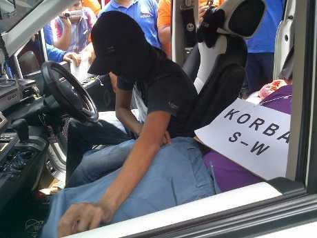 Siap ke Bandara, Jean Peragakan Tutupi Jasad Sri dengan Jaket dan Rok Abu-abu