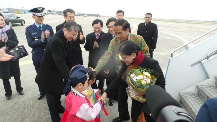 2 Anak Korsel Sambut Jokowi dan Iriana dengan Bunga