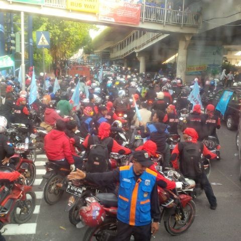 Buruh Pemotor Kuasai Perempatan Kuningan, Kemacetan Semakin Parah Harap Sabar!