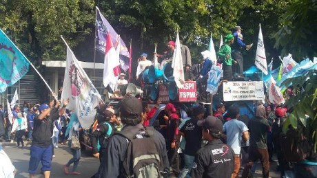 Buruh Joget di Tengah Jalan, Lalin dari Setneg dan Gambir ke Istana Lumpuh