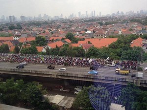 Penampakan Massa Buruh Kuasai Tol Wiyoto Wiyono dari Gedung Bertingkat