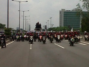 Bakar Ban di Gerbang Pulomas, Massa Buruh Lalu Konvoi di Tol Wiyoto Wiyono