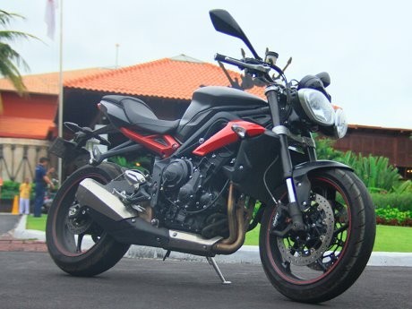 Menjelajahi Paiton-Bali dengan Triumph Street Triple 675