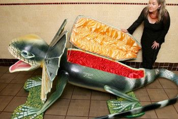 Ragam Peti Mati Hias Dari Ghana: Dari Bentuk Ayam Hingga Sepatu