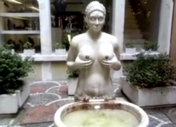 Italia Punya Air Mancur Payudara