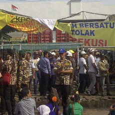 Buruh Pabrik Sepatu Cinderella Blokir Jalan Tanjungsari Tolak Eksekusi