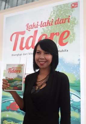 Suka-Duka Alberthiene Endah Garap Novel Laki-laki dari Tidore