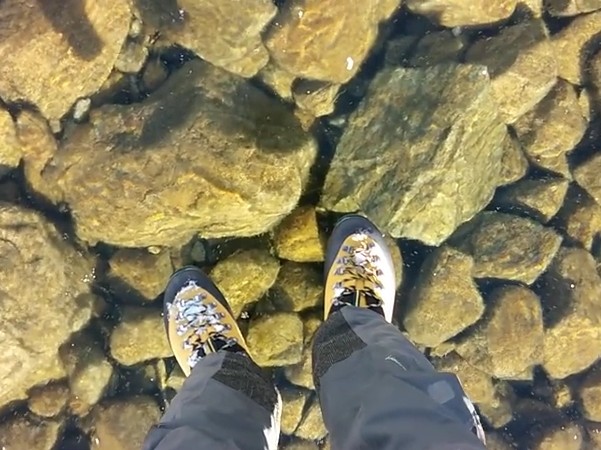 Traveler Ini Berjalan di Atas Air?