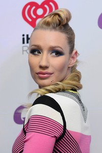 Gaya rambut jambul melengkapi penampilannya. Lisa Lake/Getty Images/detikFoto.