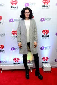 Kenakan outwear bulu berwarna abu-abu dipadu dengan celana panjang serta boots hitam, Jessie J berpose di depan kamera. Lisa Lake/Getty Images/detikFoto.