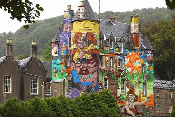 Kastil Unik di Skotlandia, Dindingnya Penuh Grafiti!