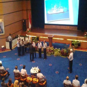 Menhub Jonan Serahkan Penghargaan Buat Pelayan Transportasi Publik Terbaik 2014