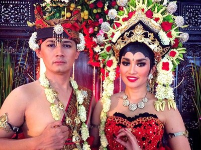 Menikah, Fitri Karlina Kenakan Baju Adat Osing Banyuwangi