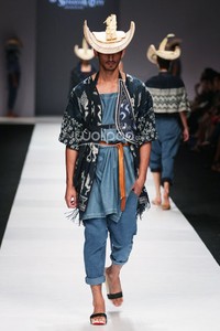 Spous by Priyo Oktaviano Senayan City.  Jakarta Fashion Week 2015 at Senayan City. Jakarta. [Foto: Mohammad Abduh/Wolipop]