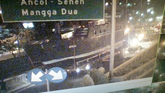 Truk Pengangkut Kapal yang Nyangkut di Rambu Tol Masuk dari Exit Ancol