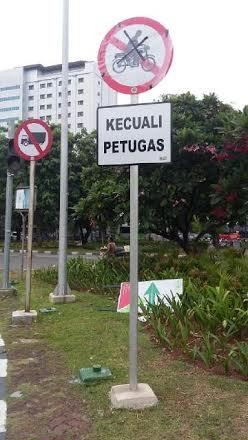 Rambu Larangan Motor Melintas di HI Mulai Terpasang