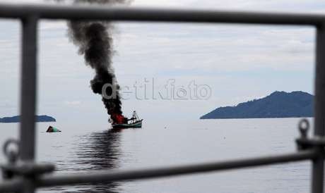 Kapal Pencuri Ikan Ditenggelamkan, Jokowi Beberkan Manfaat Bagi Nelayan
