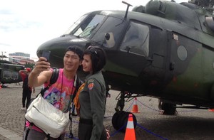 Kagum dengan Kecantikan Serda Nia, Turis Jepang ini Ngajak Selfie