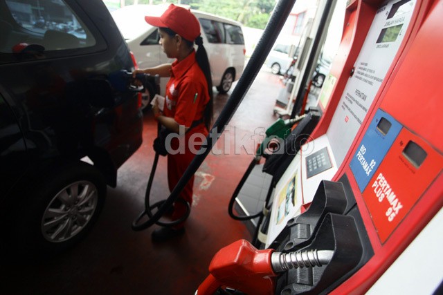Hore! Senin Depan Harga Pertamax di Luar Jakarta Turun Rp 300/Liter