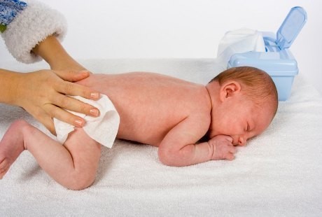 Lebih Baik Mana Bersihkan Bokong Bayi Usai Bab Dengan Tisu Basah Atau Air