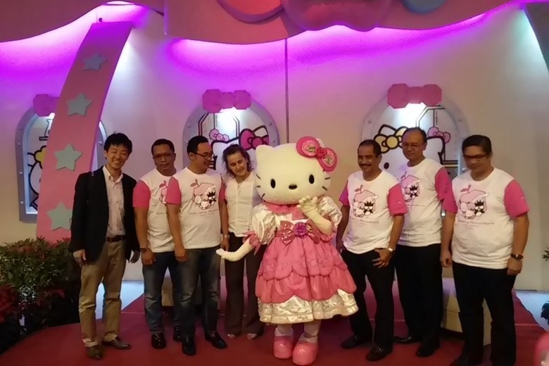 Wahana Hello Kitty Dibuka di Dufan, Menpar Pakai Baju Pink