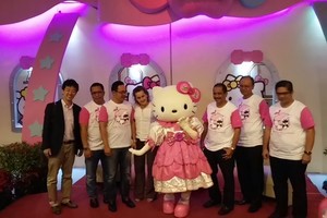 Wahana Hello Kitty Dibuka di Dufan, Menpar Pakai Baju Pink