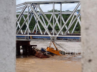 Crane Hanyut Terseret Banjir Sungai Serayu