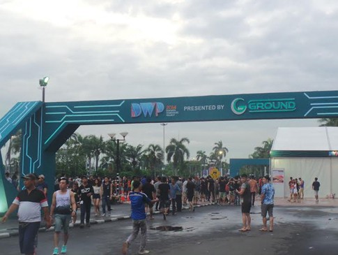Partygoers Padati JIEXPO Kemayoran Untuk DWP 2014 Hari Pertama