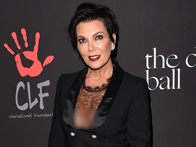 Sudah Jadi Nenek, Kris Jenner Tetap Seksi Berbaju Menerawang