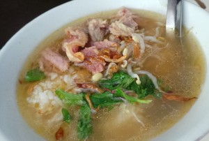 Soto Triwindu: Menebus Rindu dengan Semangkuk Soto Daging dan Mendol Tempe