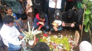Een Sang Pejuang Pendidikan Hanya Bisa Mandi Satu Bulan Sekali