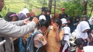 Pemakaman Een Diiringi Tangis Siswa SD dan Lantunan Lagu Terima Kasih Guru