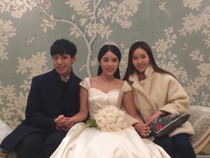 Cantiknya Kim Sa Eun, Istri Sungmin SuJu Bergaun Pengantin