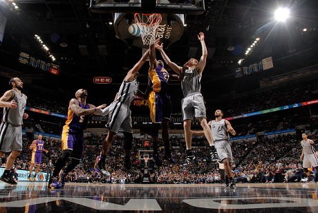 Lakers Kalahkan Spurs Lewat OT