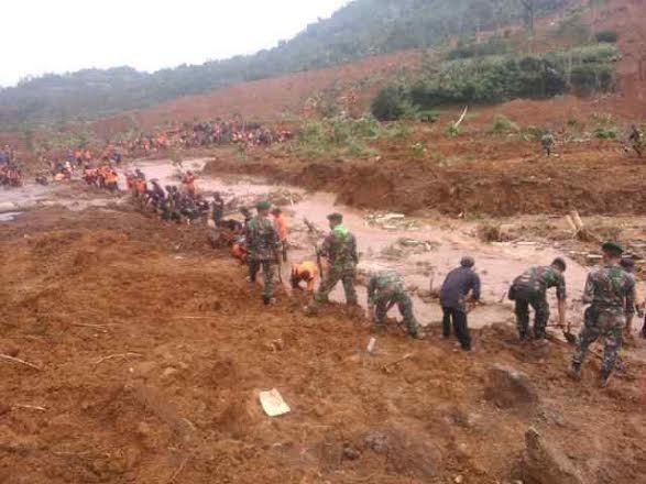 Begini Aksi Pasukan Kostrad Bantu Korban Longsor di Banjarnegara